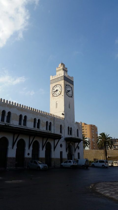Le minaret-horloge de la gare néo-mauresque d’Oran