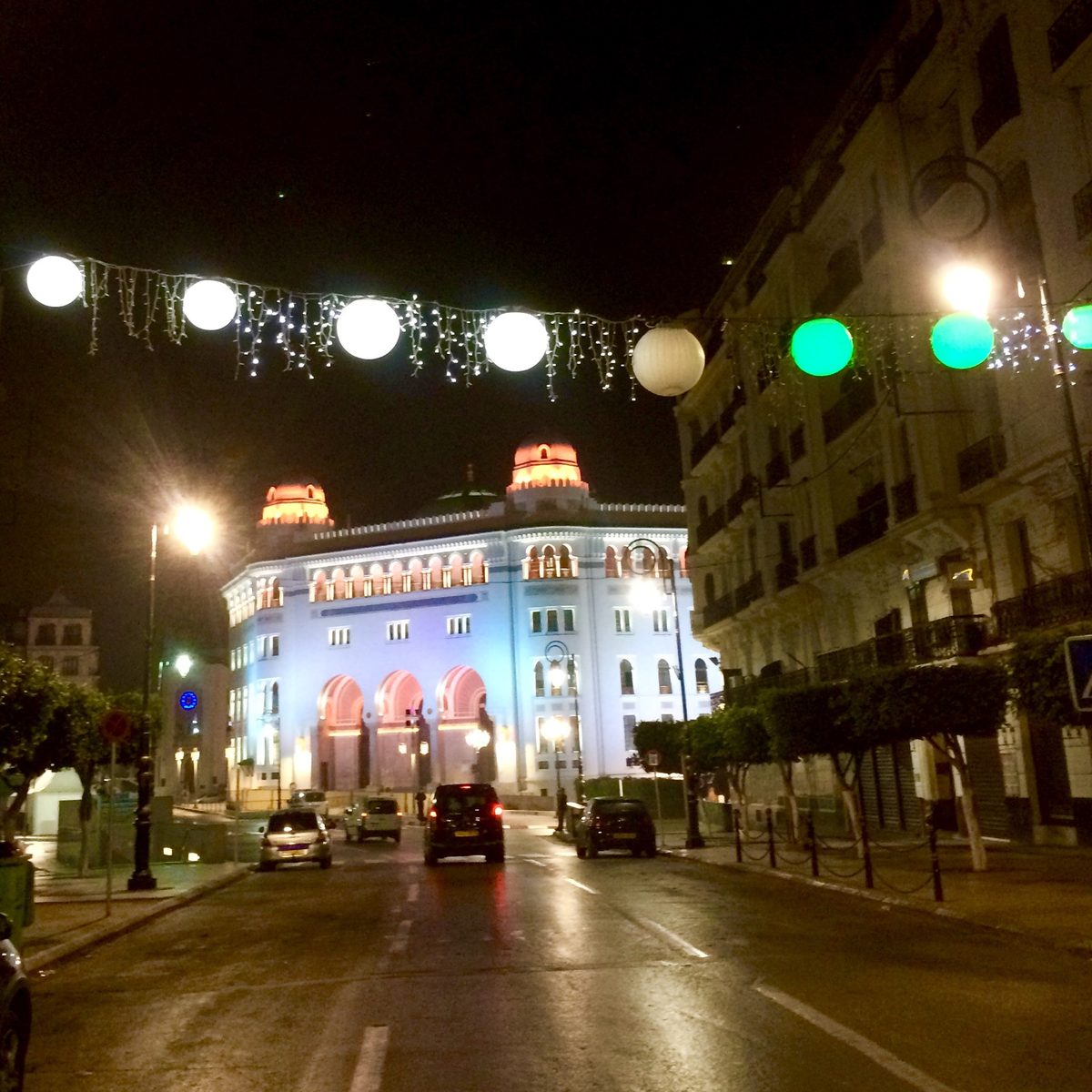 La Grande Poste d'Alger illuminée de nuit