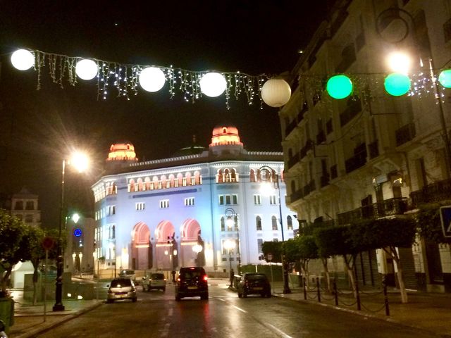 La Grande Poste d’Alger illuminée de nuit