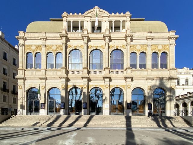 La façade du Théâtre national algérien Mahieddine Bachtarzi à Alger