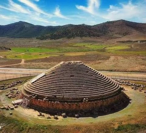 Vue du Tombeau de la Chrétienne près de Tipaza