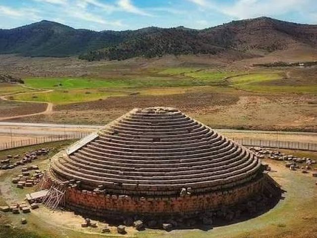 Vue du Tombeau de la Chrétienne près de Tipaza